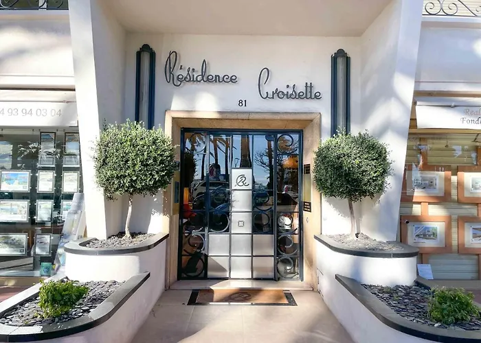 Large apartment situated directly on the famous Boulevard de la Croisette