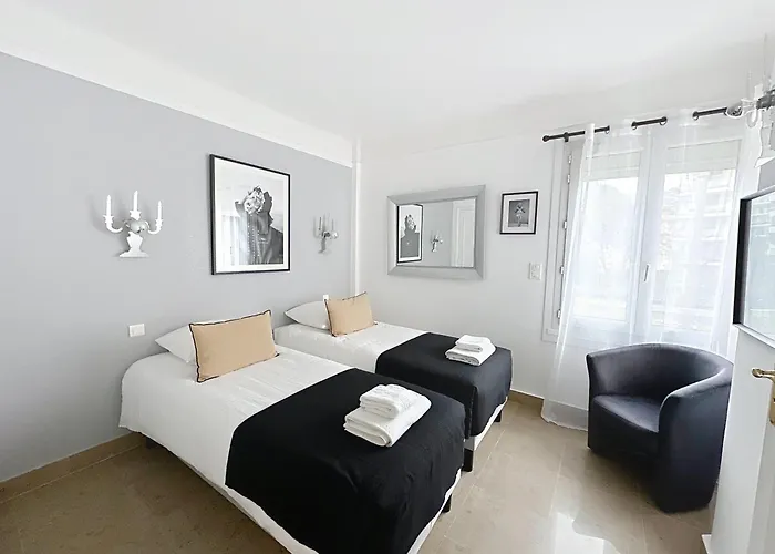 Large apartment situated directly on the famous Boulevard de la Croisette