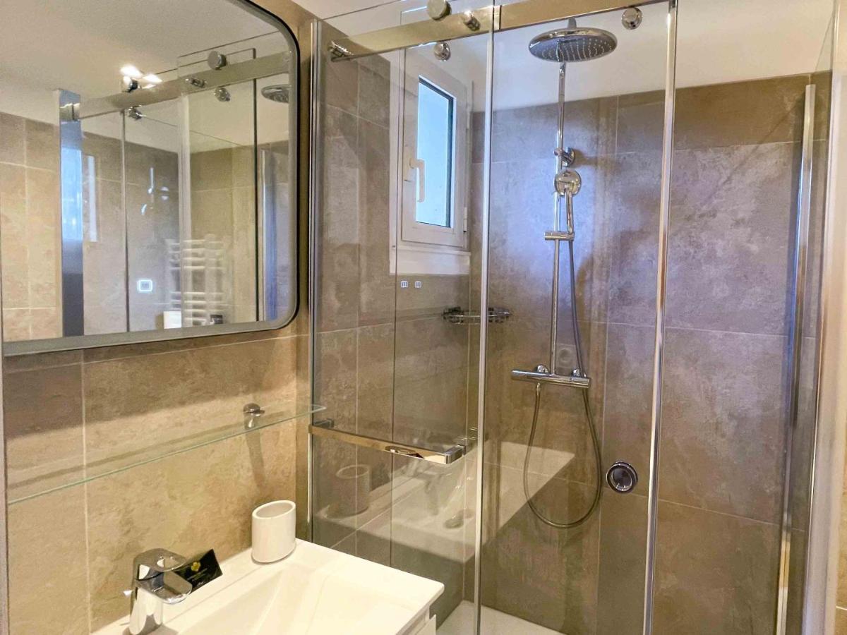 Large Situated Directly On The Famous Boulevard De La Croisette Appartement *