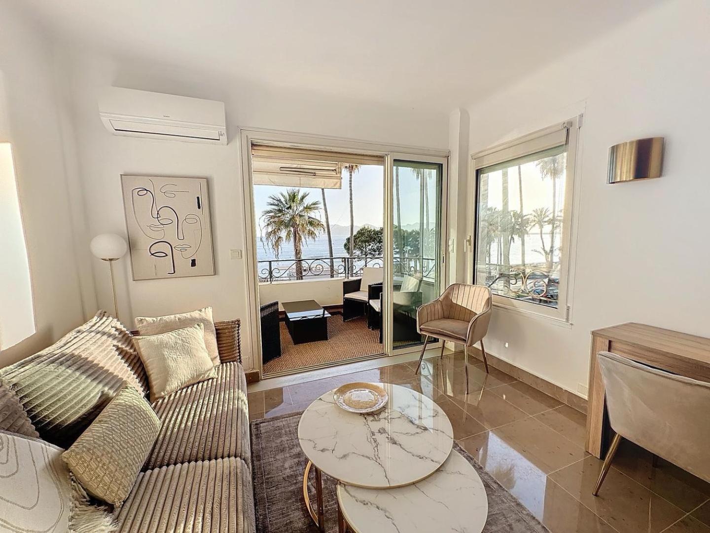 Large Situated Directly On The Famous Boulevard De La Croisette Appartement