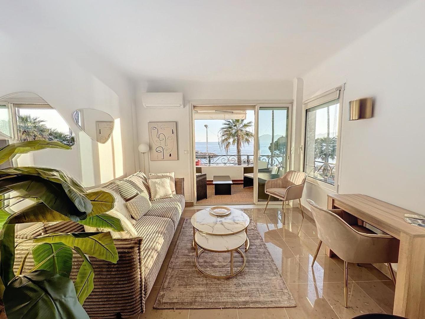 Large Situated Directly On The Famous Boulevard De La Croisette * Cannes