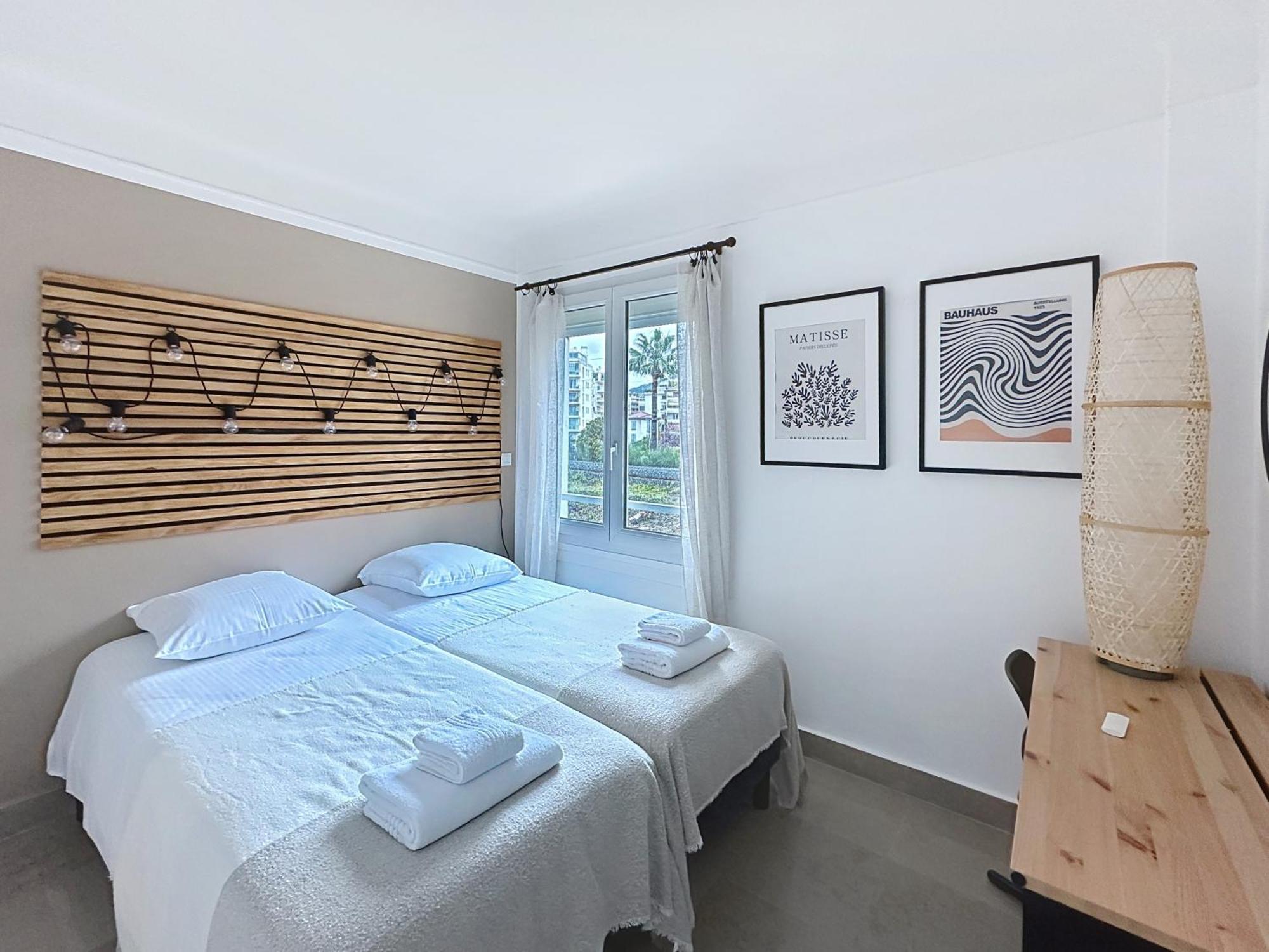 Large Situated Directly On The Famous Boulevard De La Croisette * Cannes